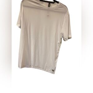108. NWT Vuori men’s strato tech tee Size L